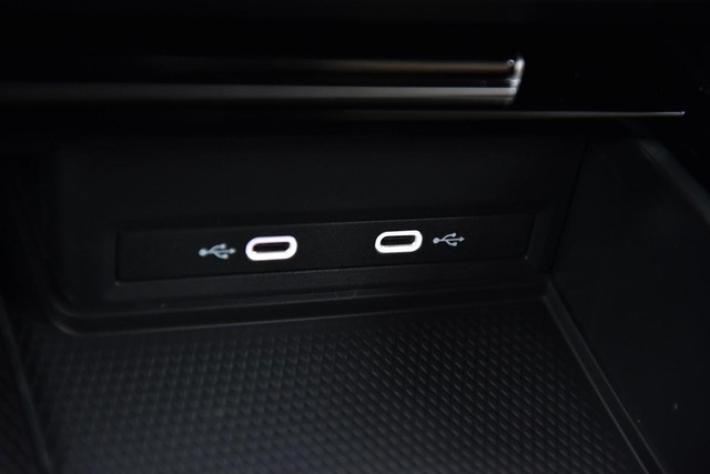 Volkswagen Atlas Cross Sport Vehicle Image 15