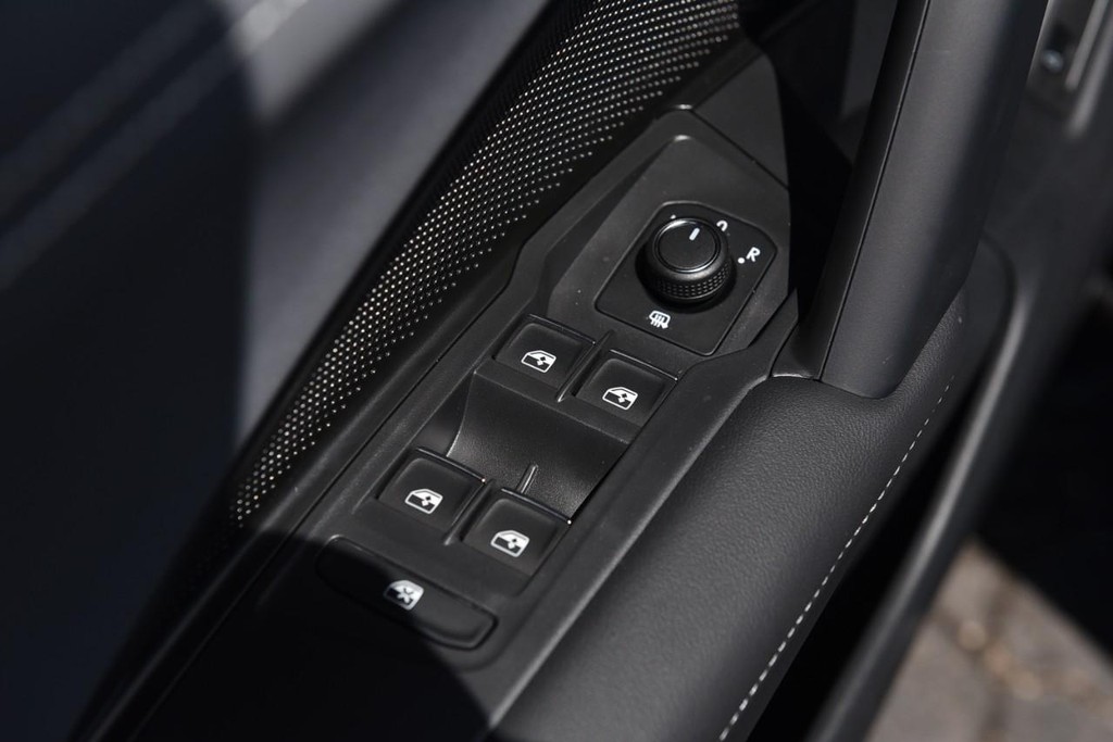 Volkswagen Tiguan Vehicle Full-screen Gallery Image 8