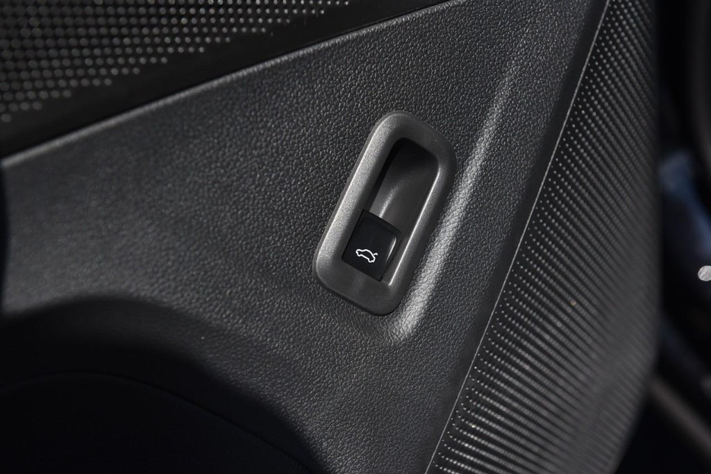 Volkswagen Tiguan Vehicle Full-screen Gallery Image 9