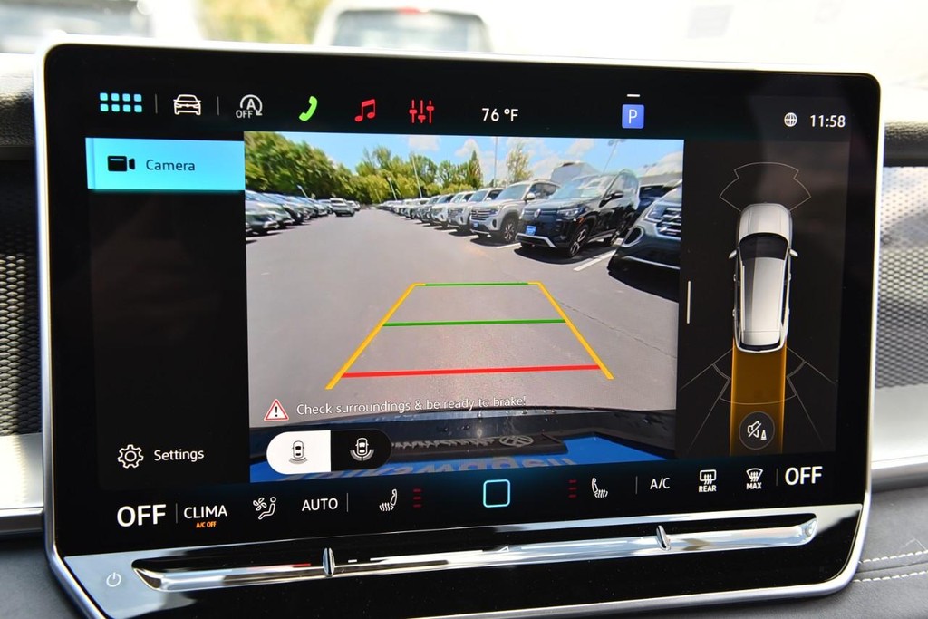 Volkswagen Tiguan Vehicle Full-screen Gallery Image 13