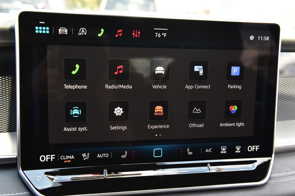 Volkswagen Tiguan Vehicle Full-screen Gallery Image 15