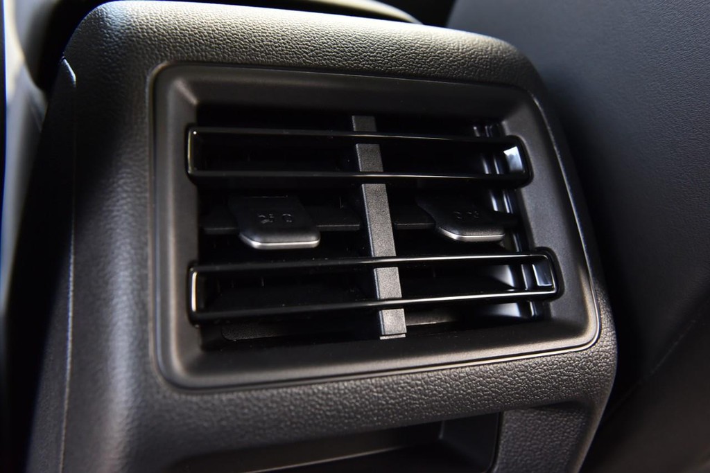Volkswagen Tiguan Vehicle Full-screen Gallery Image 23