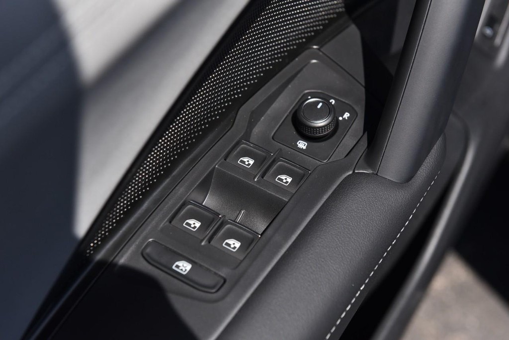 Volkswagen Tiguan Vehicle Full-screen Gallery Image 8