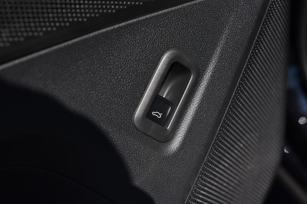 Volkswagen Tiguan Vehicle Full-screen Gallery Image 9