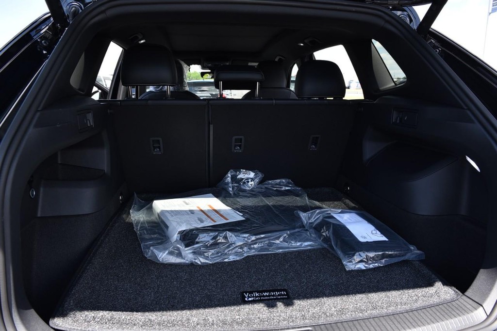 Volkswagen Tiguan Vehicle Full-screen Gallery Image 25