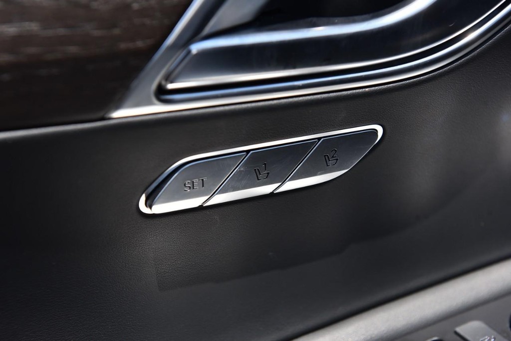 Genesis GV80 Vehicle Full-screen Gallery Image 10