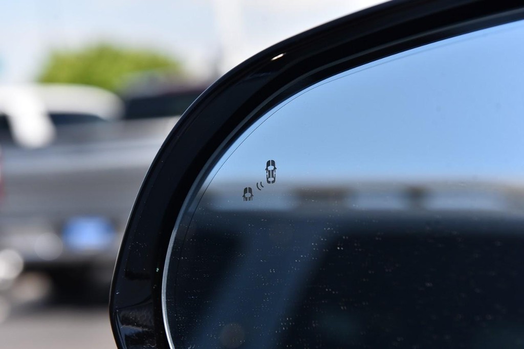 Genesis GV80 Vehicle Full-screen Gallery Image 12