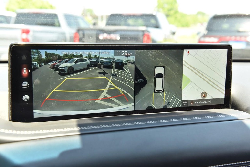 Genesis GV80 Vehicle Full-screen Gallery Image 15