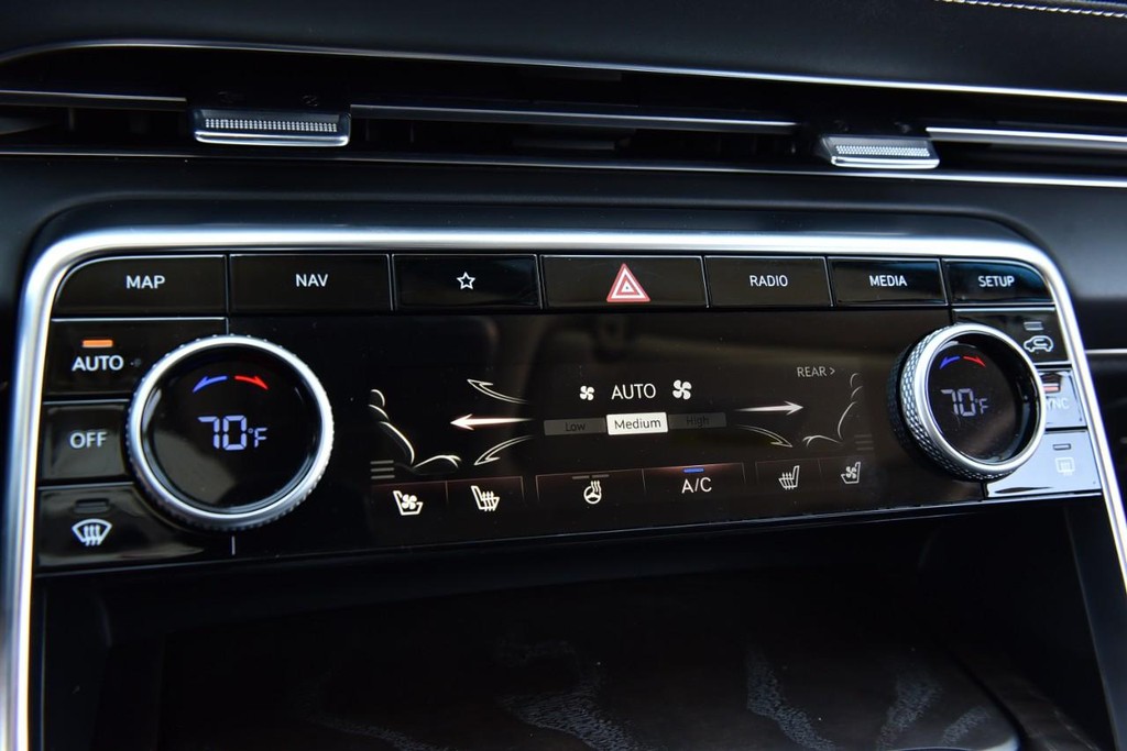Genesis GV80 Vehicle Full-screen Gallery Image 18