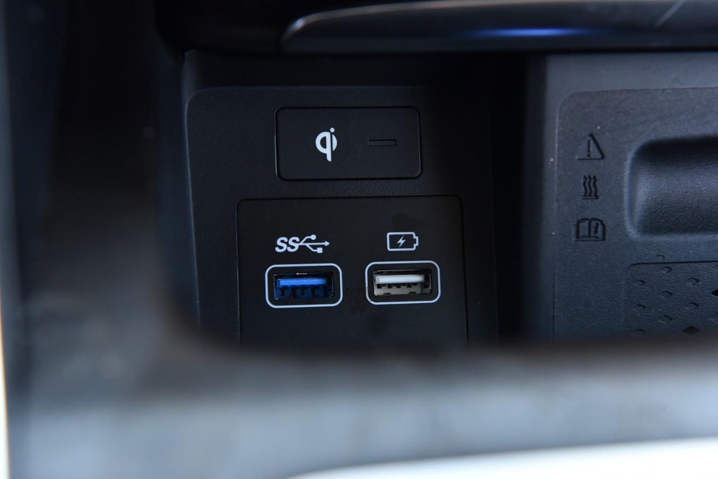 Genesis GV80 Vehicle Full-screen Gallery Image 19