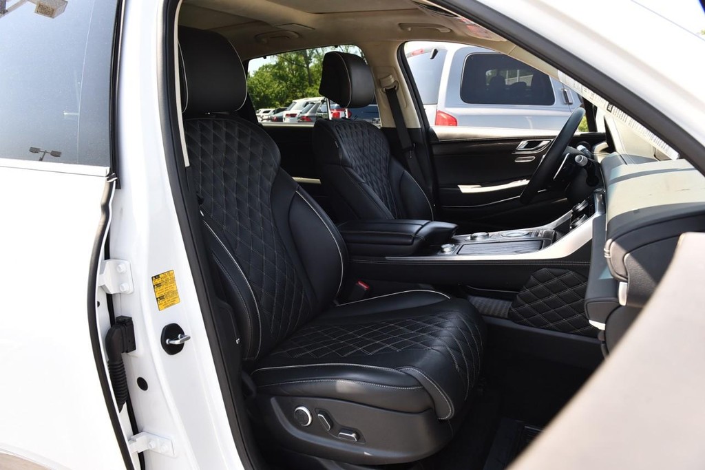 Genesis GV80 Vehicle Full-screen Gallery Image 26