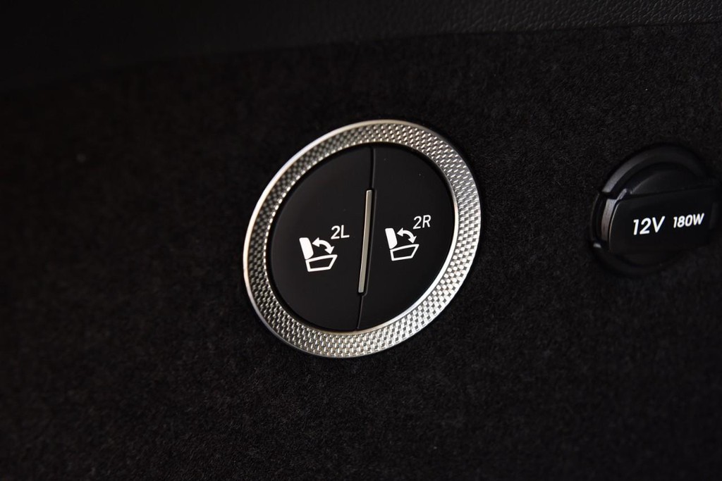 Genesis GV80 Vehicle Full-screen Gallery Image 33