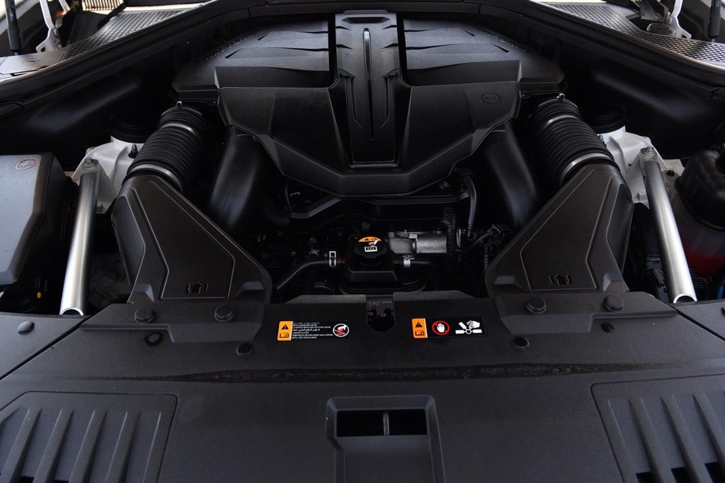Genesis GV80 Vehicle Full-screen Gallery Image 35