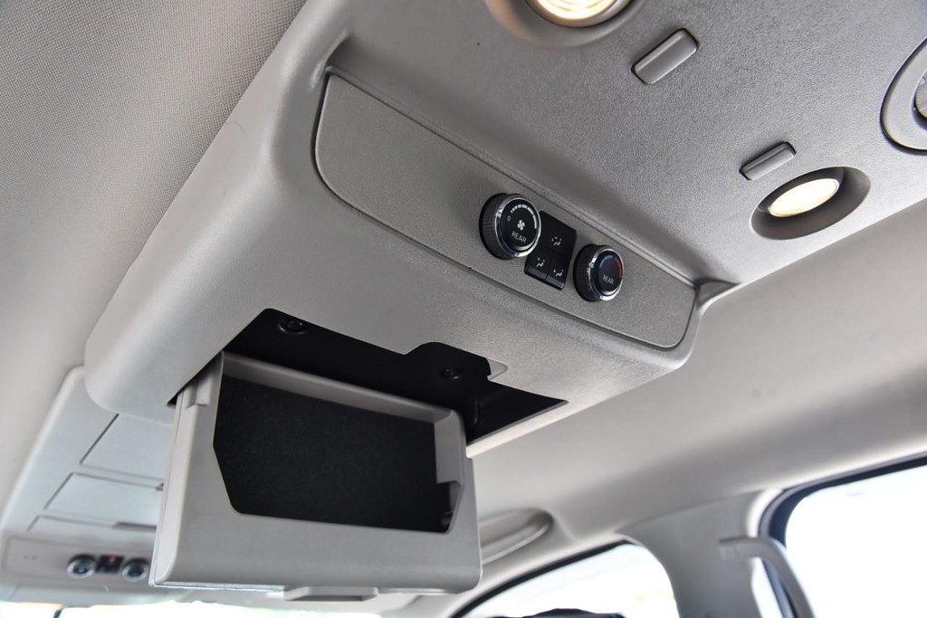 Nissan Armada Vehicle Full-screen Gallery Image 22