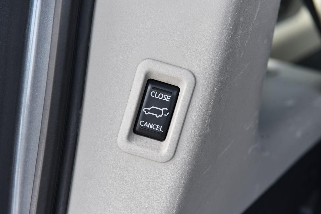 Nissan Armada Vehicle Full-screen Gallery Image 25