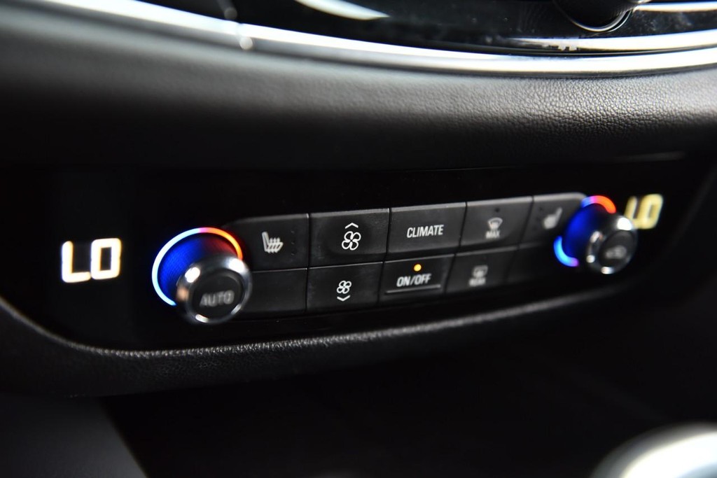 Buick Enclave Vehicle Full-screen Gallery Image 16
