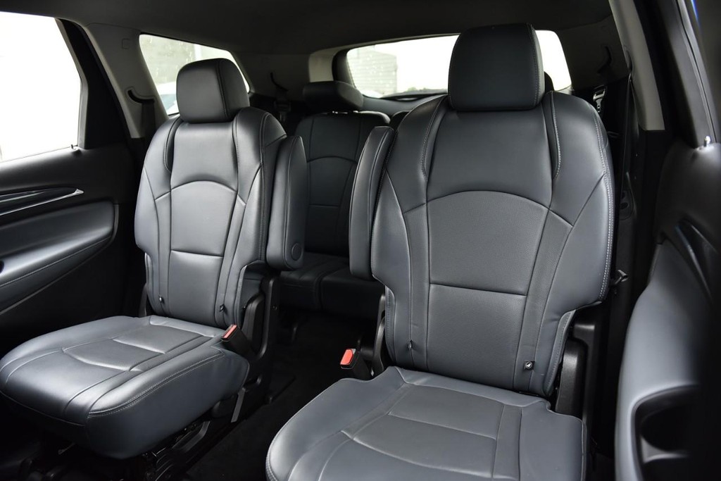 Buick Enclave Vehicle Full-screen Gallery Image 22