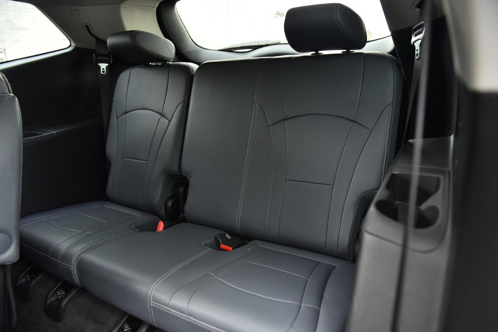 Buick Enclave Vehicle Full-screen Gallery Image 24