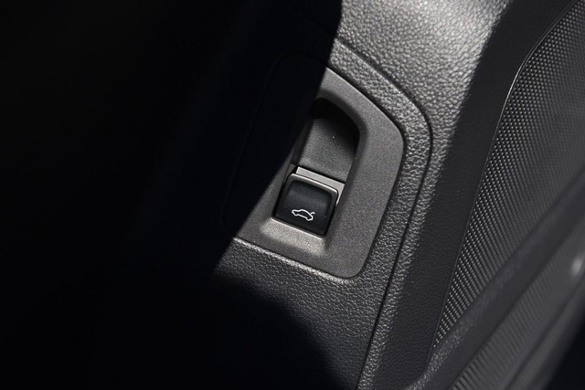 Volkswagen Atlas Cross Sport Vehicle Image 09