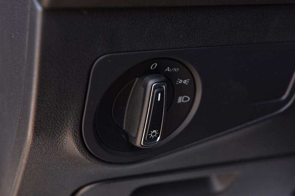 Volkswagen Tiguan Vehicle Full-screen Gallery Image 11
