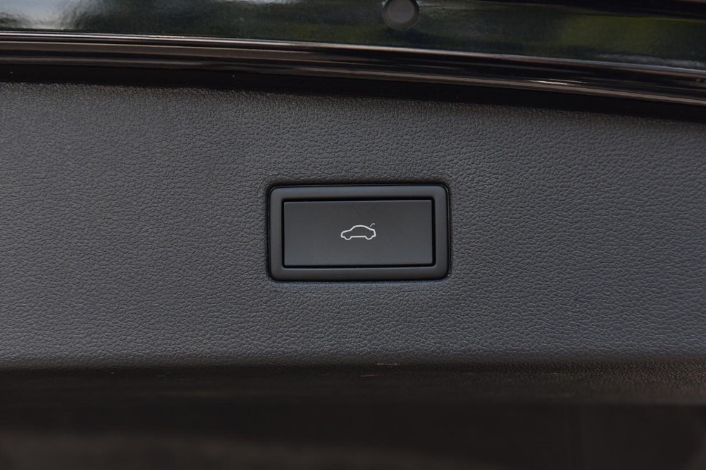 Volkswagen Tiguan Vehicle Full-screen Gallery Image 28