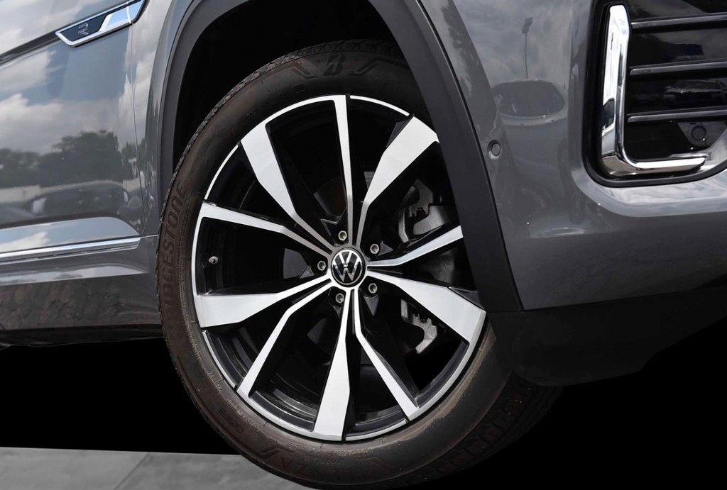 Volkswagen Atlas Vehicle Full-screen Gallery Image 3