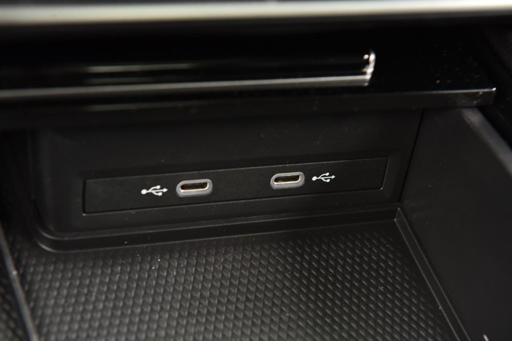Volkswagen Atlas Vehicle Full-screen Gallery Image 16