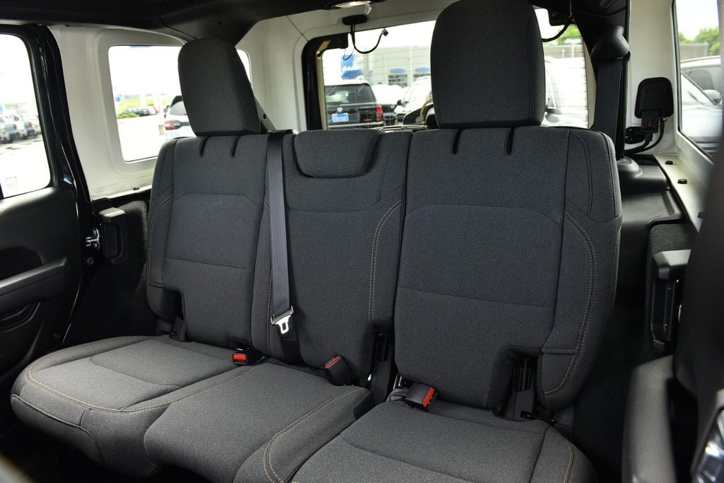 Jeep Wrangler Vehicle Full-screen Gallery Image 22