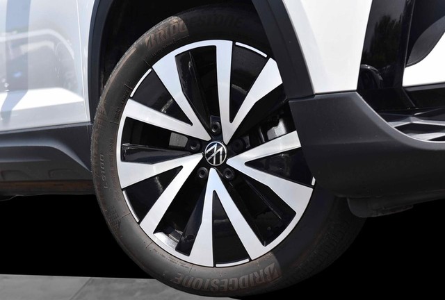 Volkswagen Taos Vehicle Image 03