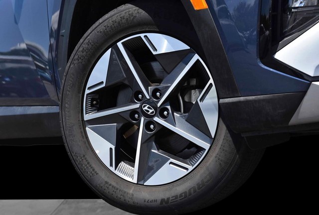 Hyundai Tucson Vehicle Image 03