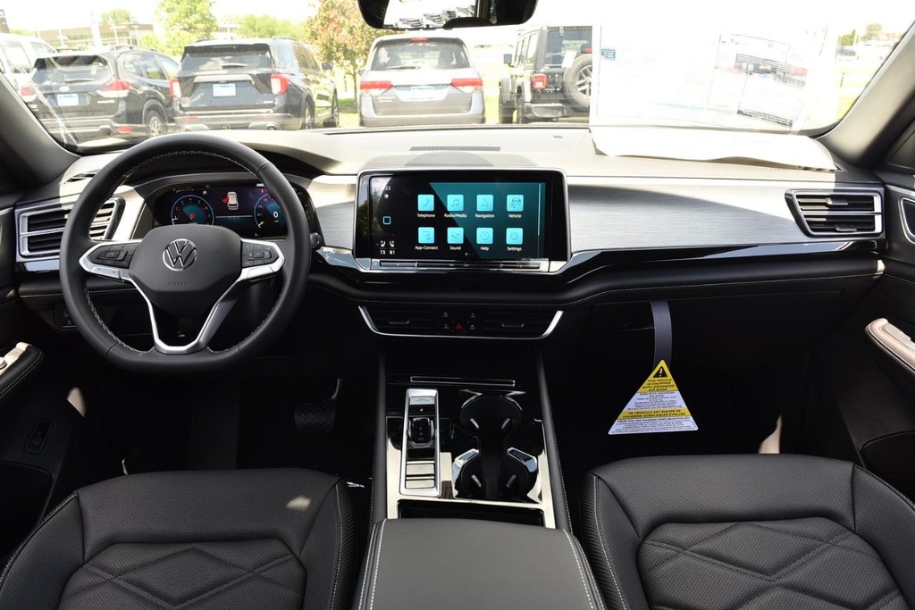 Volkswagen Atlas Cross Sport Vehicle Full-screen Gallery Image 7