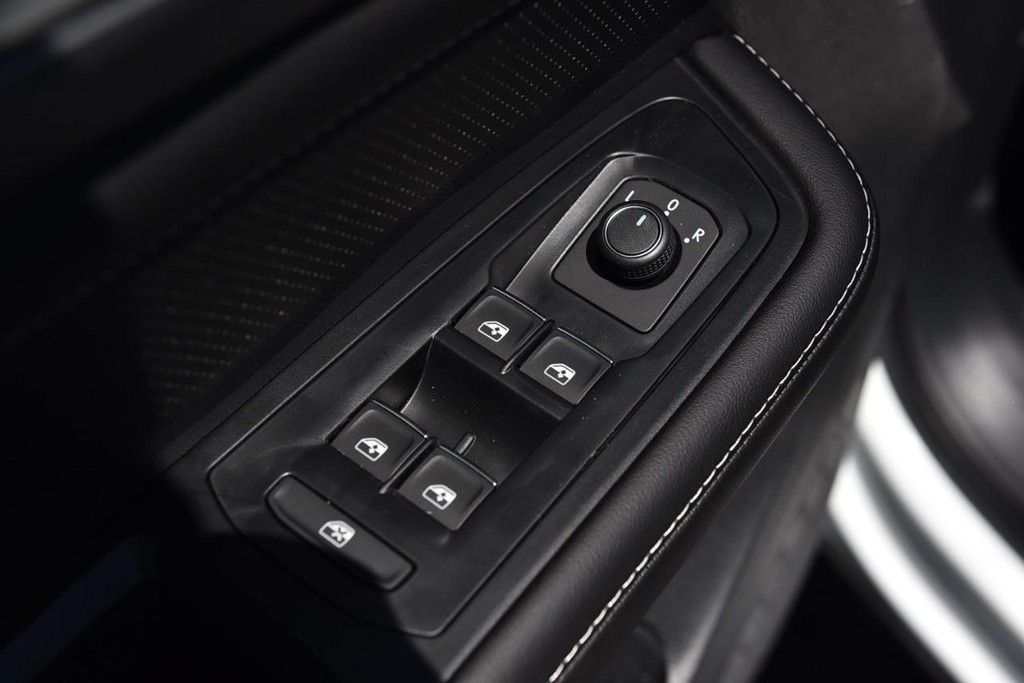 Volkswagen Atlas Cross Sport Vehicle Full-screen Gallery Image 8