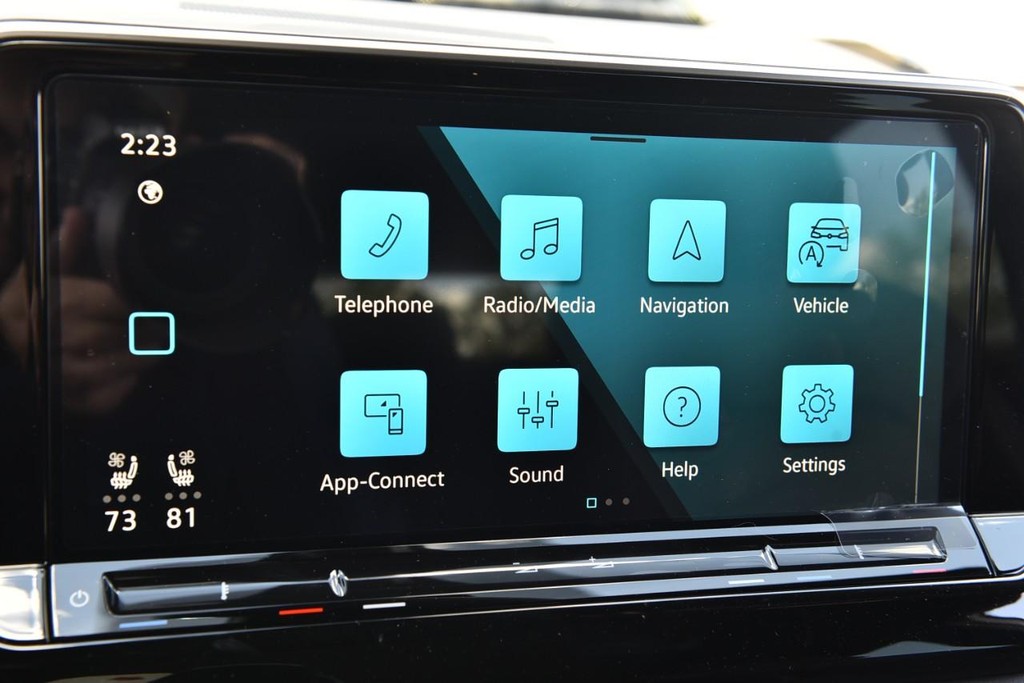 Volkswagen Atlas Cross Sport Vehicle Full-screen Gallery Image 14