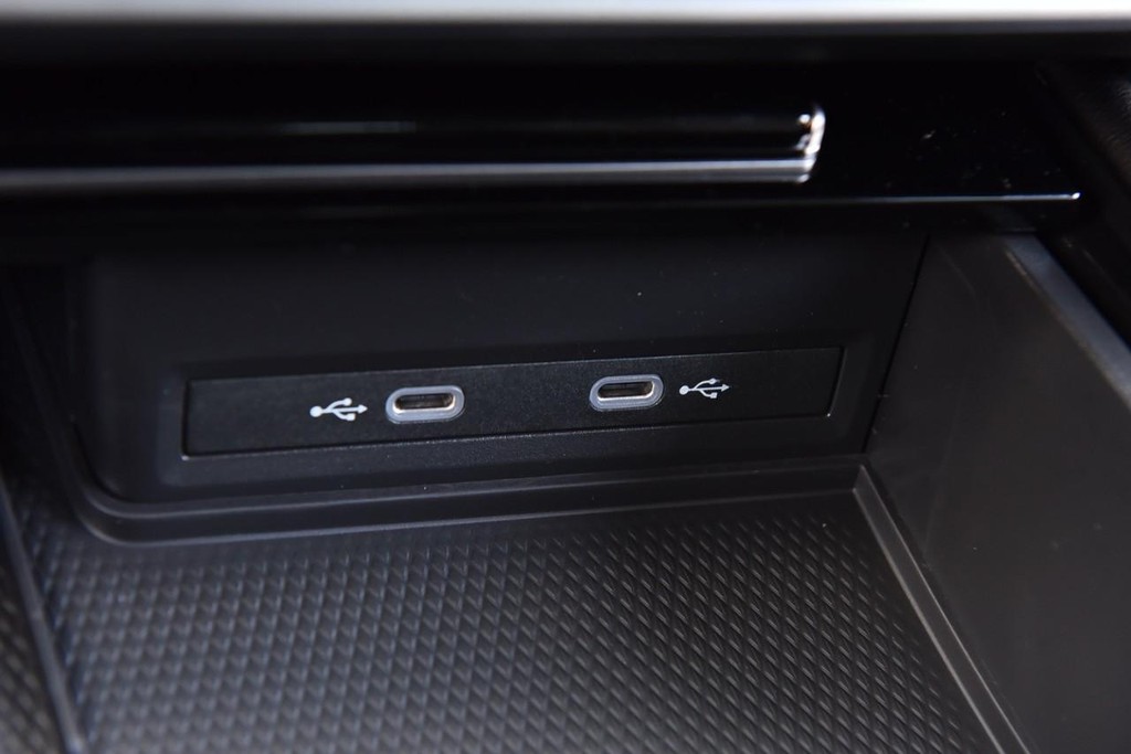 Volkswagen Atlas Cross Sport Vehicle Full-screen Gallery Image 16