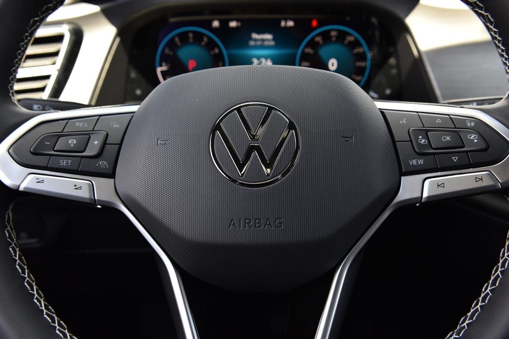 Volkswagen Atlas Cross Sport Vehicle Full-screen Gallery Image 18