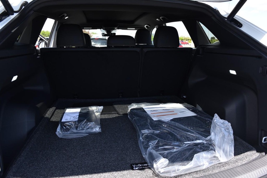 Volkswagen Atlas Cross Sport Vehicle Full-screen Gallery Image 25
