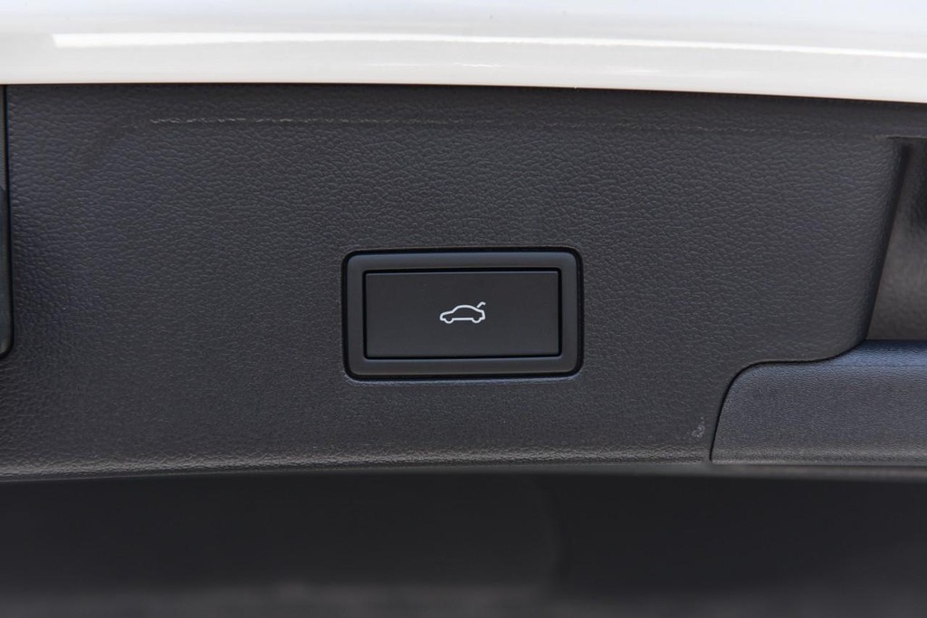 Volkswagen Atlas Cross Sport Vehicle Full-screen Gallery Image 26