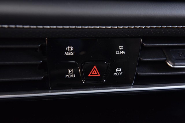 Volkswagen Atlas Cross Sport Vehicle Image 15
