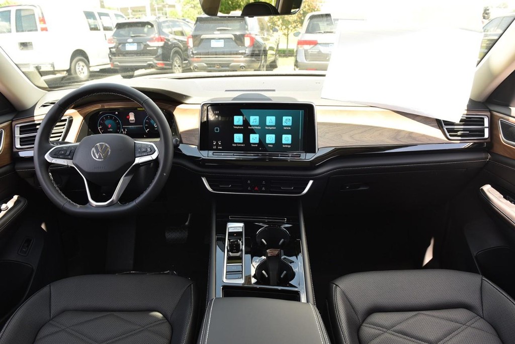 Volkswagen Atlas Vehicle Full-screen Gallery Image 7