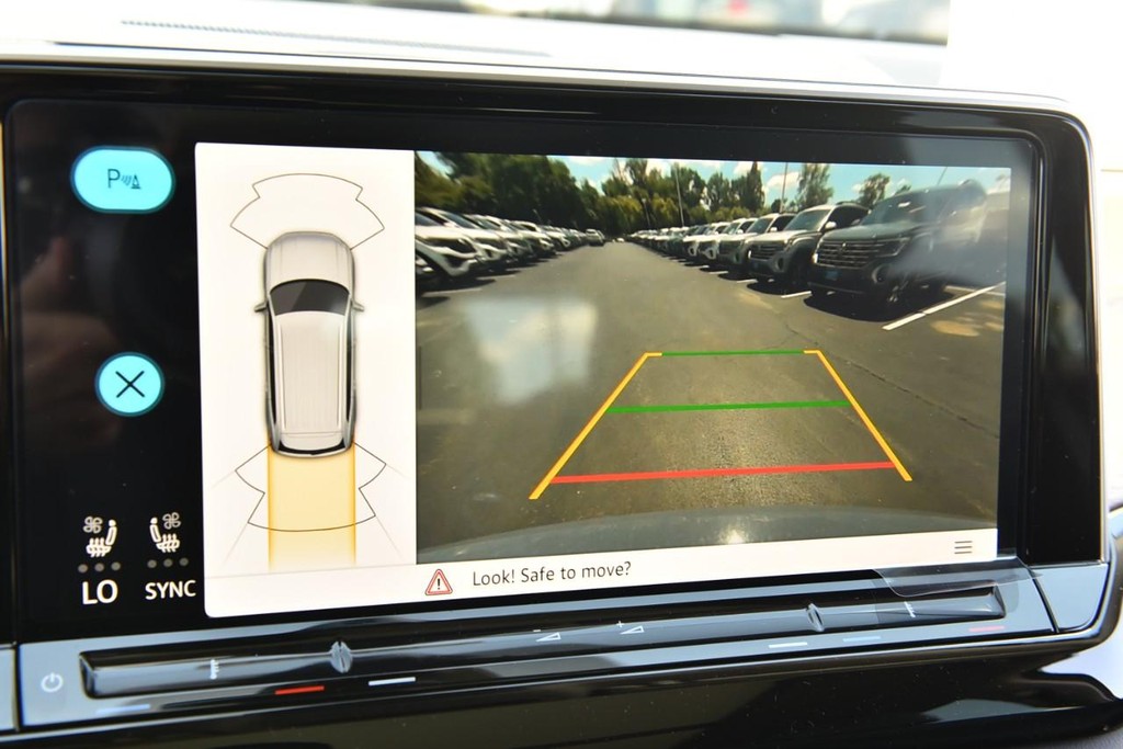 Volkswagen Atlas Vehicle Full-screen Gallery Image 12