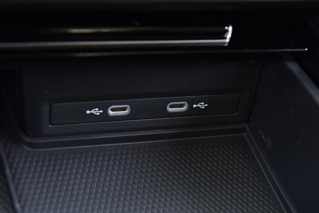 Volkswagen Atlas Vehicle Full-screen Gallery Image 15
