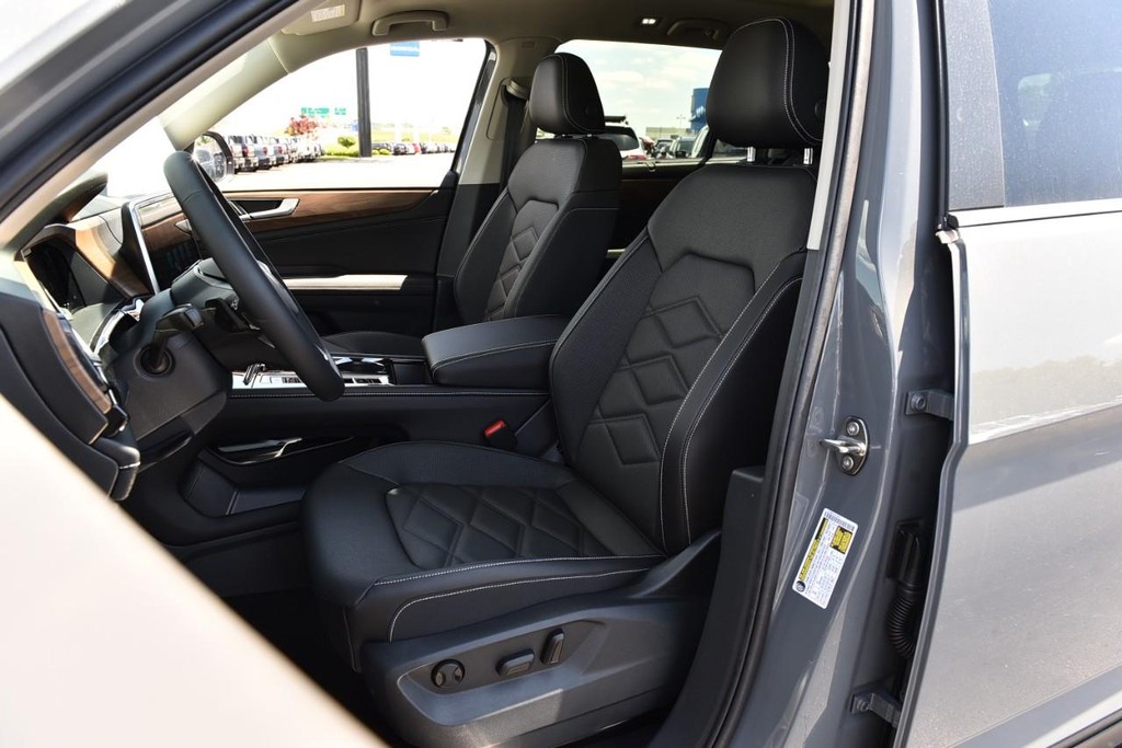 Volkswagen Atlas Vehicle Full-screen Gallery Image 18