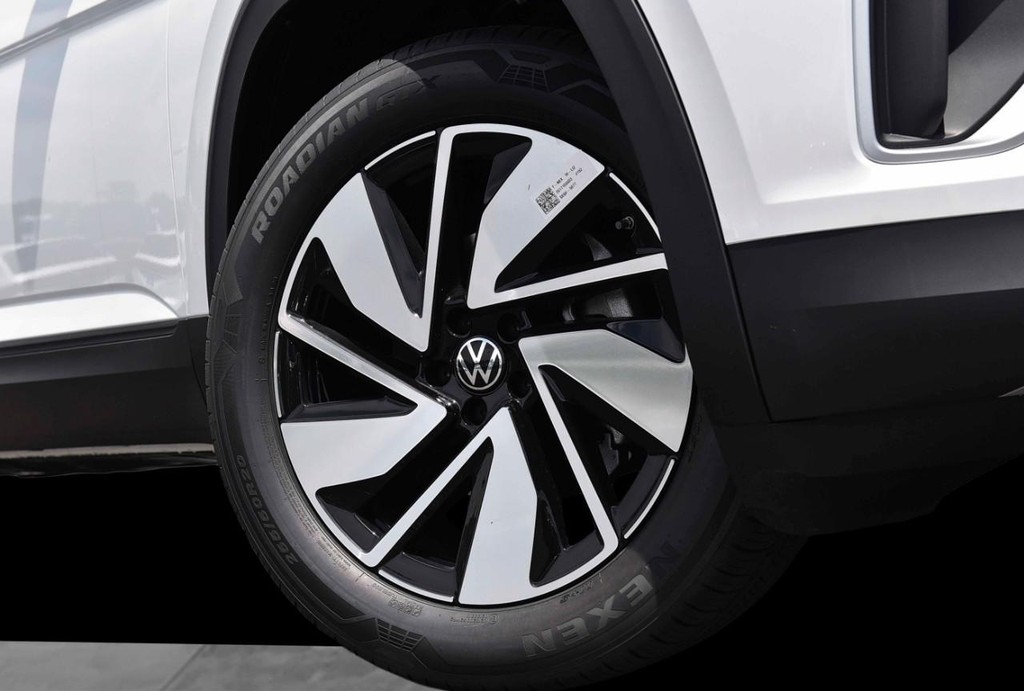 Volkswagen Atlas Vehicle Full-screen Gallery Image 3