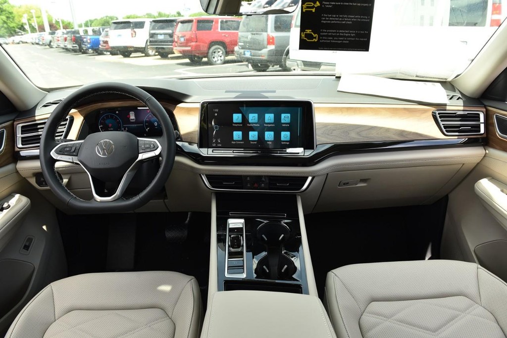 Volkswagen Atlas Vehicle Full-screen Gallery Image 7