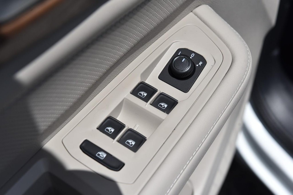 Volkswagen Atlas Vehicle Full-screen Gallery Image 8