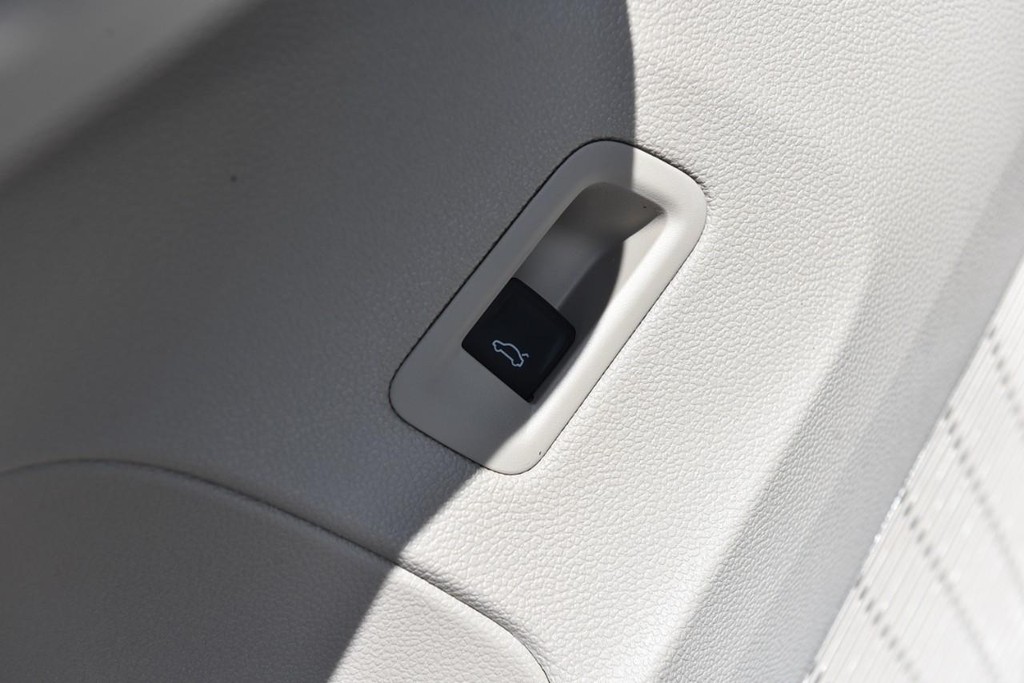 Volkswagen Atlas Vehicle Full-screen Gallery Image 9
