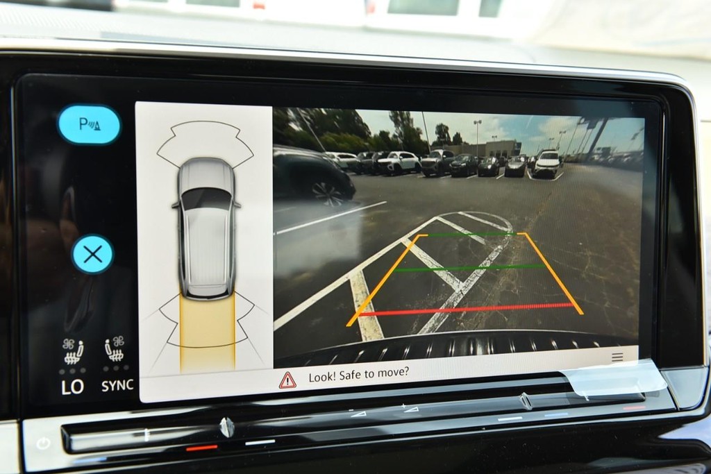 Volkswagen Atlas Vehicle Full-screen Gallery Image 13