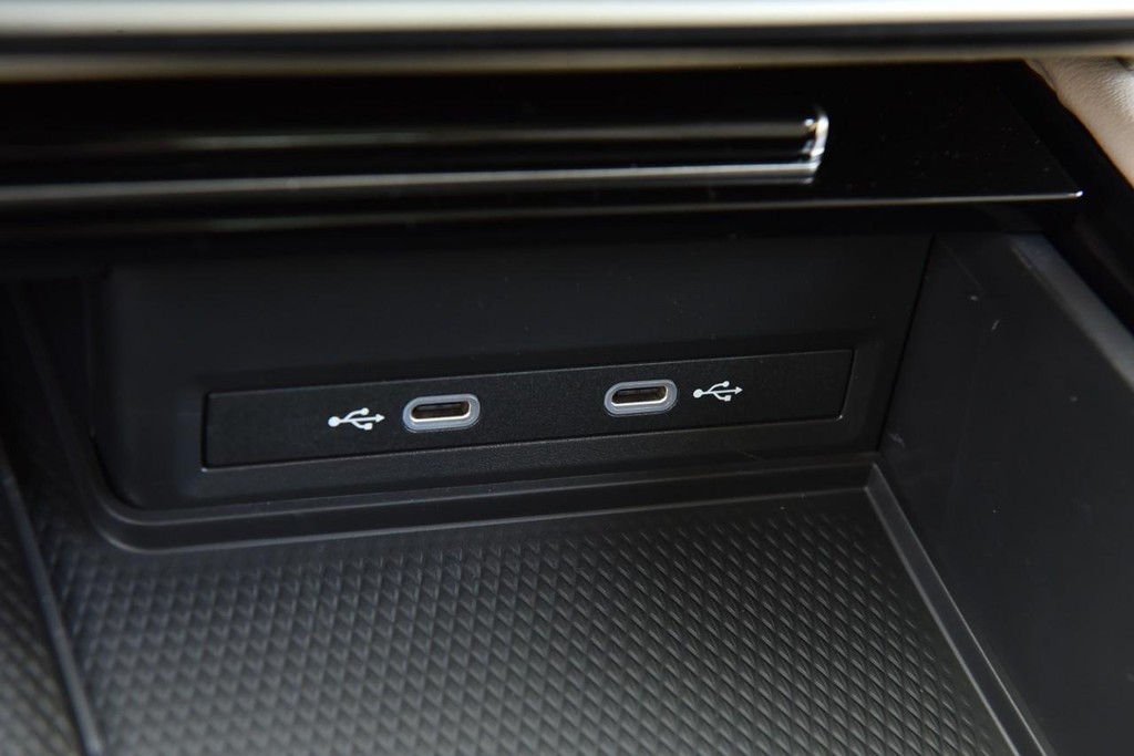 Volkswagen Atlas Vehicle Full-screen Gallery Image 16