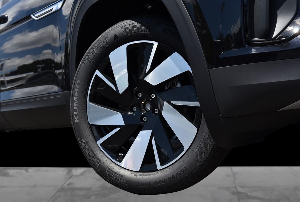Volkswagen Atlas Cross Sport Vehicle Full-screen Gallery Image 3