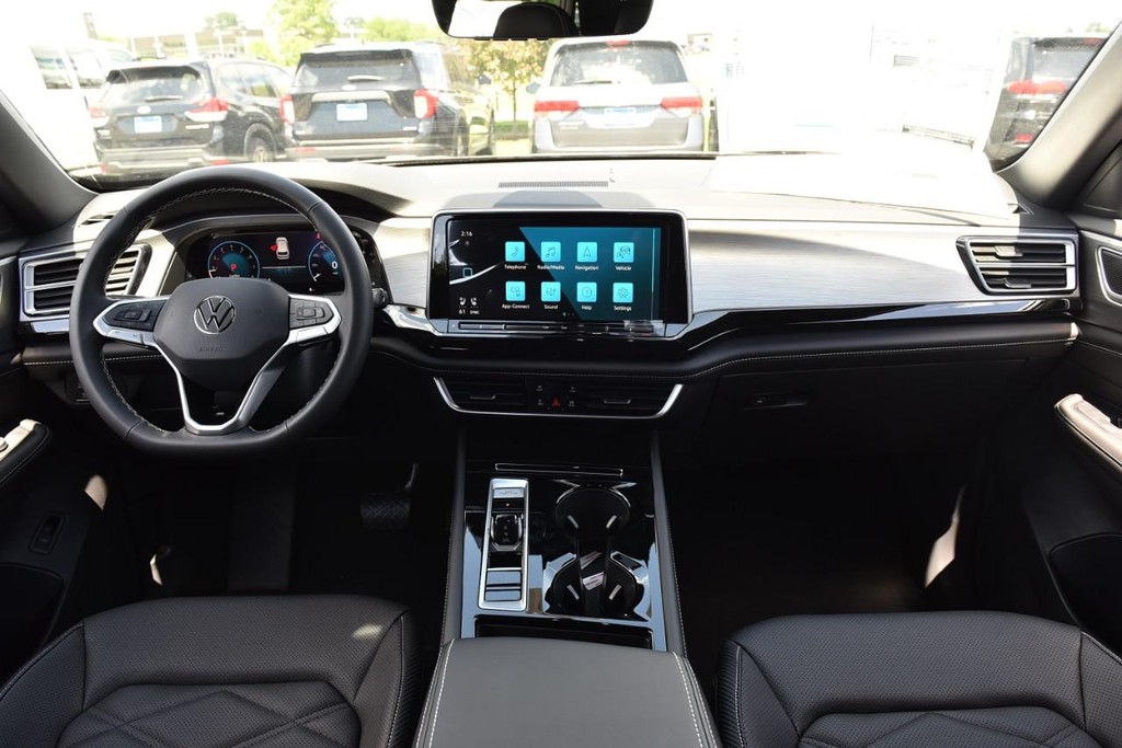 Volkswagen Atlas Cross Sport Vehicle Full-screen Gallery Image 7